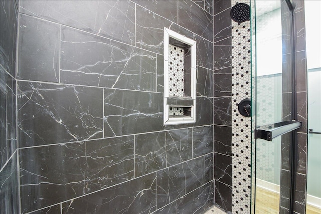 full bath with tiled shower