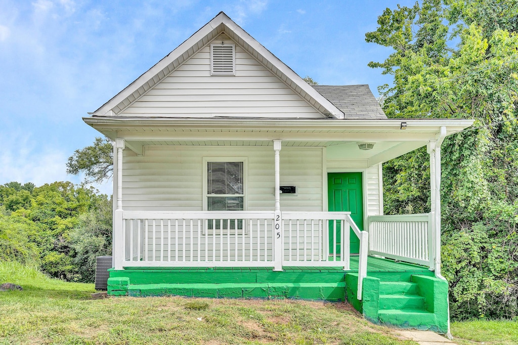 bungalow featuring a porch and a front yard