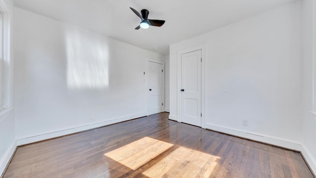 unfurnished room with dark wood-type flooring and ceiling fan