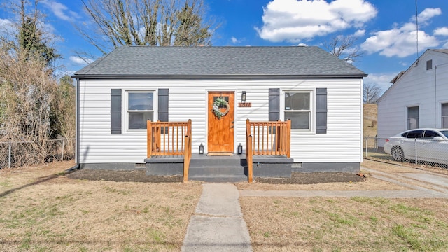 bungalow featuring a front yard