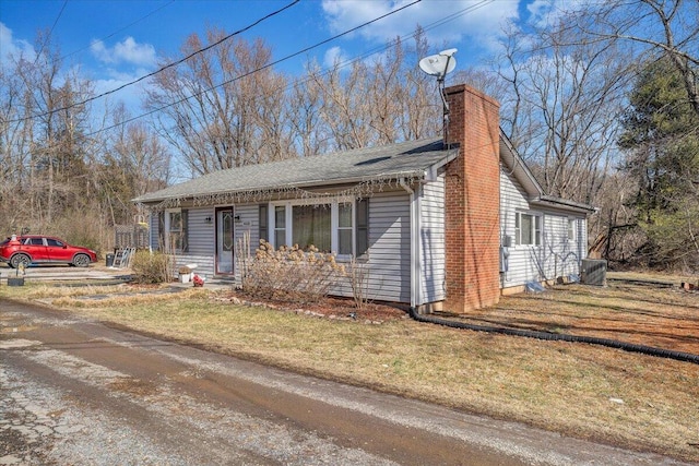 view of front of home with a front lawn