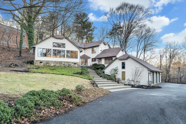3615 Dogwood Ln SW, Roanoke, VA 24015 - view of front facade with asphalt driveway and stairs