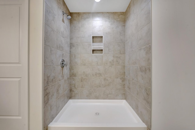 320 Woodside Dr, Salem, VA 24153 - full bath featuring a tile shower