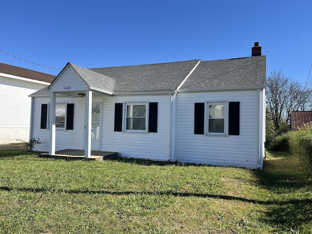 view of front of property with a front yard