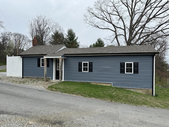 view of front facade featuring a front lawn