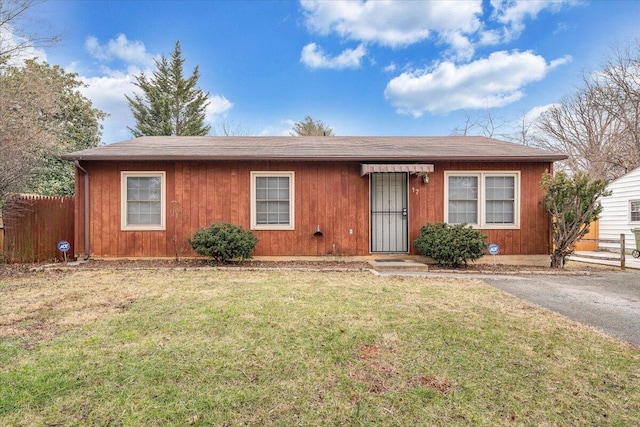 single story home featuring a front yard