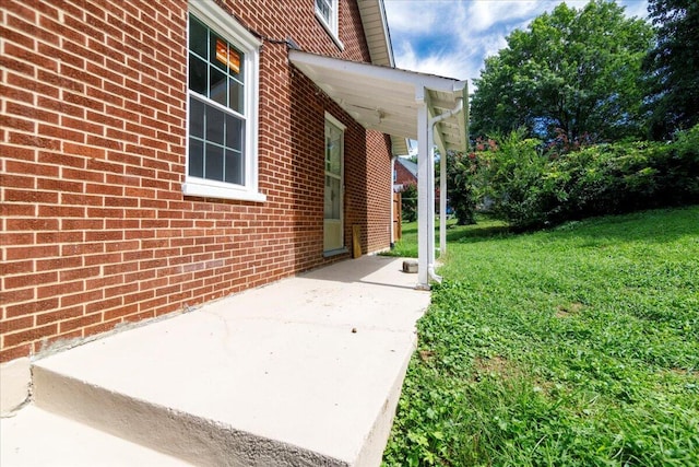 view of yard featuring a patio