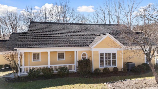 view of front of home featuring a front lawn and cooling unit