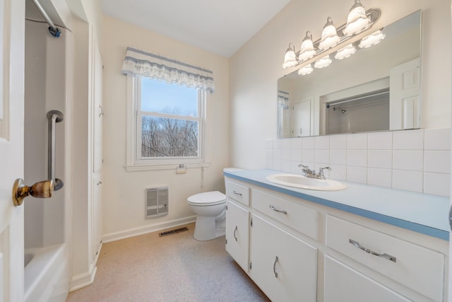 bathroom with visible vents, toilet, a shower, decorative backsplash, and baseboards