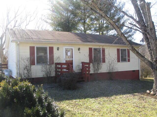 single story home featuring crawl space and a front yard