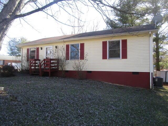 view of front of property featuring cooling unit and crawl space