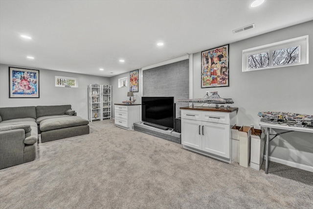 living room featuring visible vents, a healthy amount of sunlight, recessed lighting, and light carpet