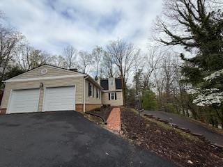 view of front of home featuring aphalt driveway and a garage