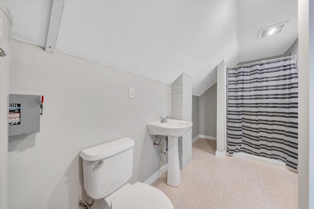 full bath with toilet, lofted ceiling, visible vents, and a shower with curtain