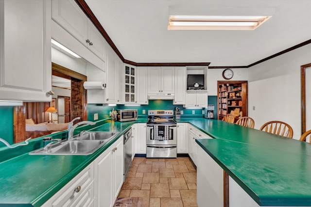 kitchen with a breakfast bar area, stainless steel appliances, glass insert cabinets, a sink, and under cabinet range hood