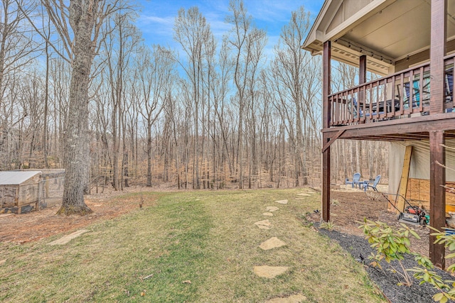 view of yard featuring a forest view