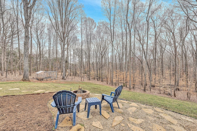 view of yard featuring a fire pit