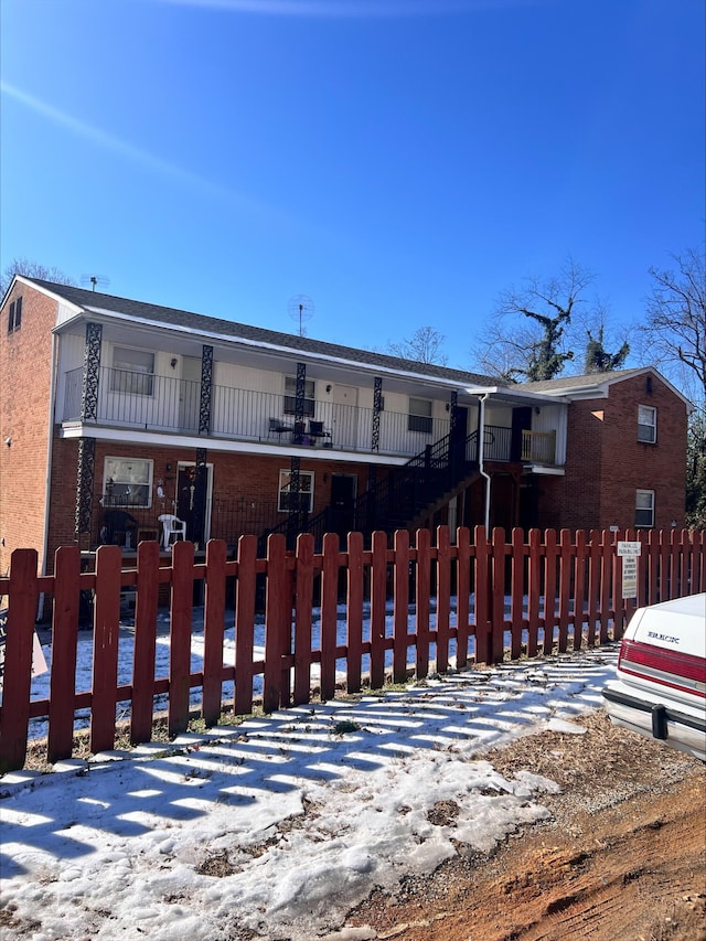 view of front of home featuring a fenced front yard