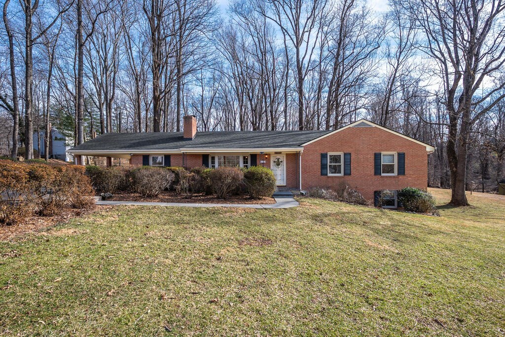 921 Watson Pl, Bedford, VA 24523 - ranch-style home featuring brick siding, a chimney, and a front lawn