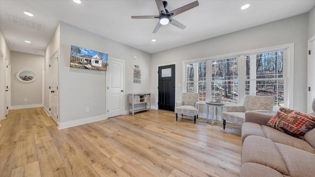 living area with ceiling fan, recessed lighting, visible vents, baseboards, and light wood-type flooring