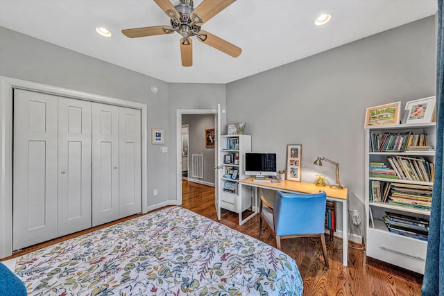 bedroom featuring recessed lighting, wood finished floors, visible vents, baseboards, and a closet