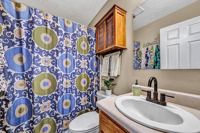 full bathroom featuring toilet, a shower with shower curtain, a textured ceiling, and vanity