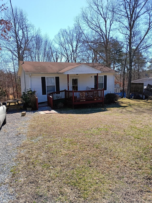 view of front of house with a front lawn