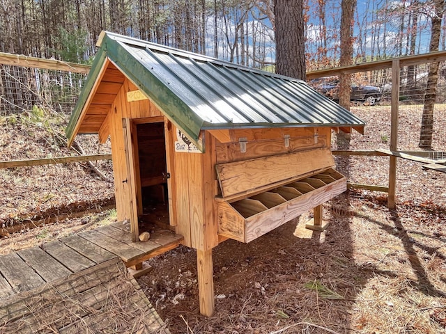 view of outdoor structure with an outbuilding