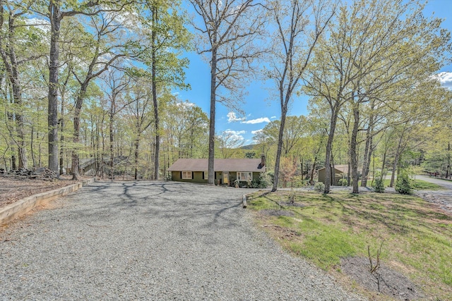 view of front facade featuring driveway