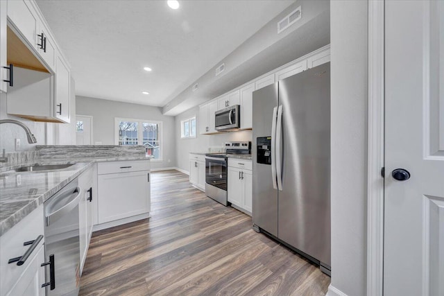 2236 Kenwood Blvd SE, Roanoke, VA 24013 - kitchen featuring stainless steel appliances, a sink, dark wood finished floors, recessed lighting, and white cabinetry