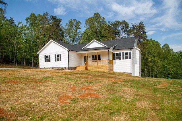ranch-style house with covered porch and a front yard