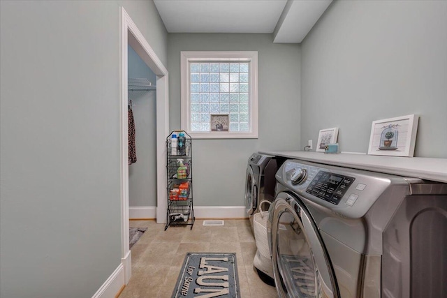 laundry room featuring laundry area, baseboards, and independent washer and dryer