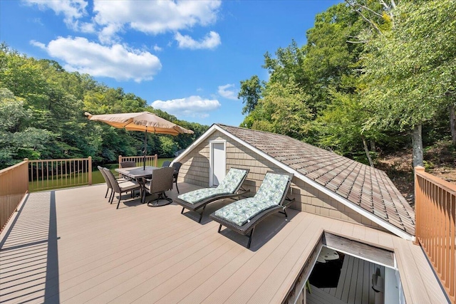 deck featuring outdoor dining space