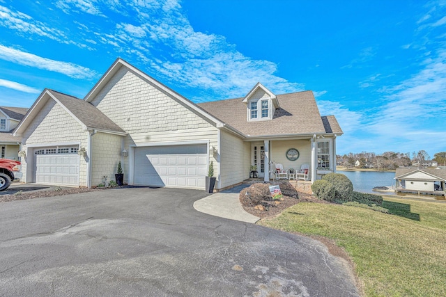 view of front of home featuring a garage, a front lawn, a shingled roof, and aphalt driveway