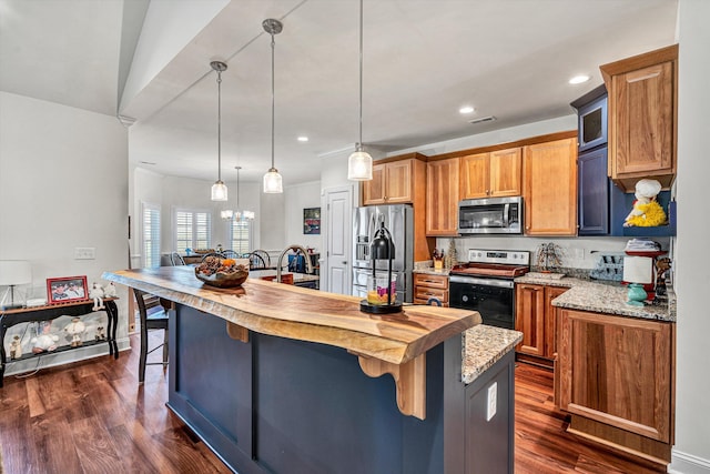 kitchen featuring stainless steel appliances, a kitchen island with sink, a kitchen bar, and dark wood-style floors