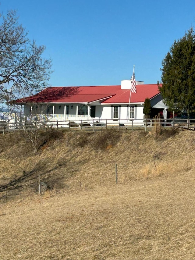 view of front of property featuring fence