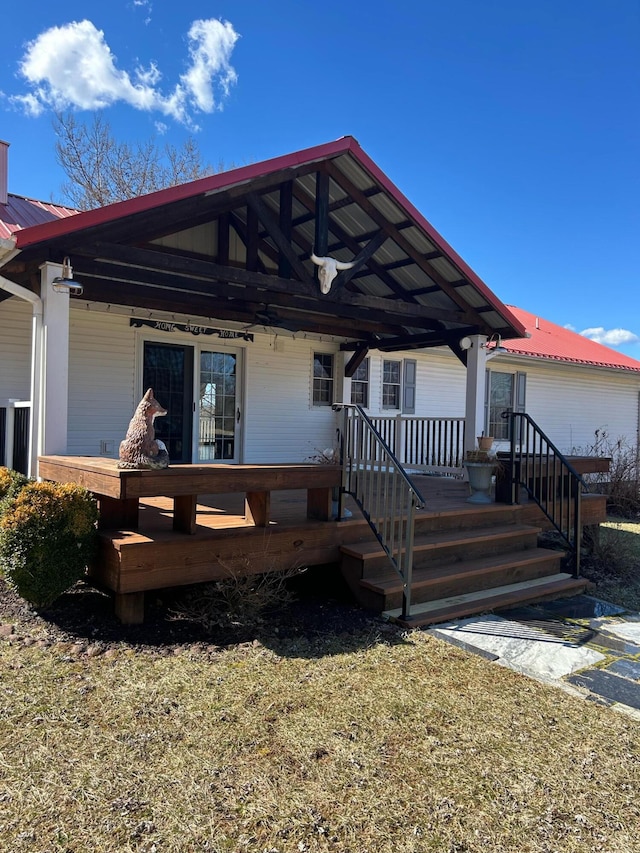 view of front of property featuring metal roof