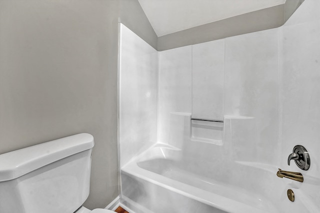 full bath featuring shower / bathing tub combination, toilet, baseboards, and vaulted ceiling