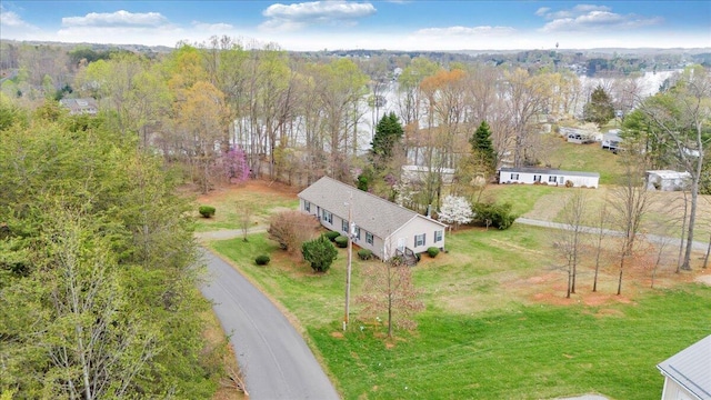 birds eye view of property featuring a forest view