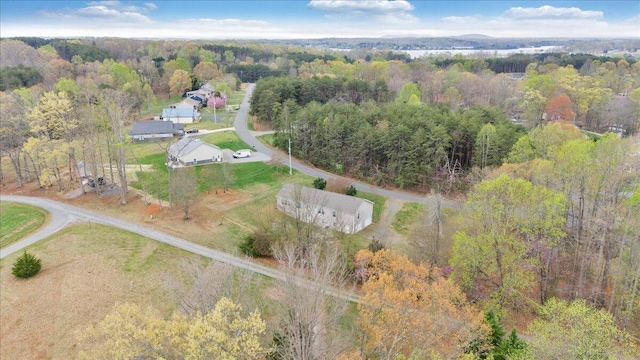 birds eye view of property featuring a forest view