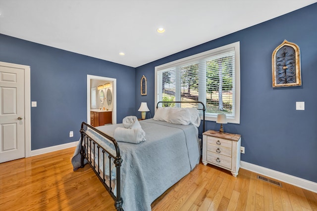 bedroom featuring light wood finished floors, recessed lighting, visible vents, and baseboards