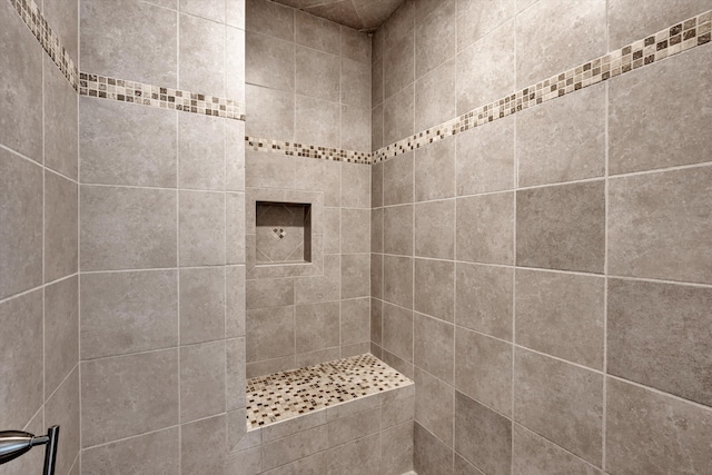 bathroom featuring tiled shower