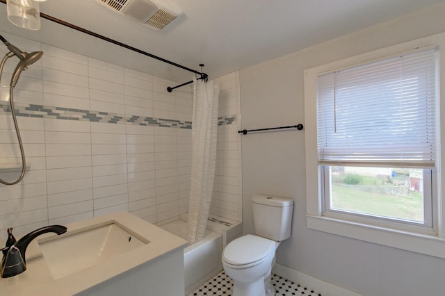 full bathroom featuring shower / tub combo with curtain, visible vents, toilet, a sink, and baseboards