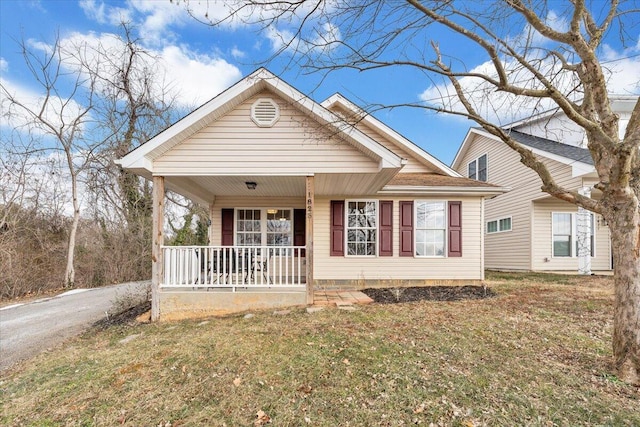 view of front of property featuring a porch and a front lawn