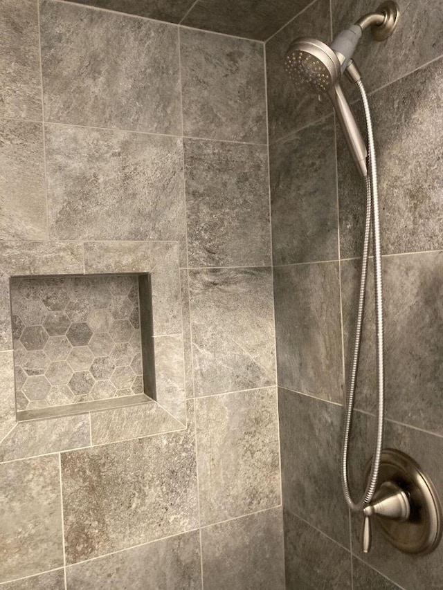 room details featuring a tile shower