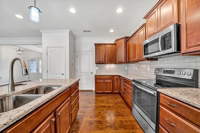 kitchen with dark wood-style floors, stainless steel appliances, visible vents, backsplash, and a sink