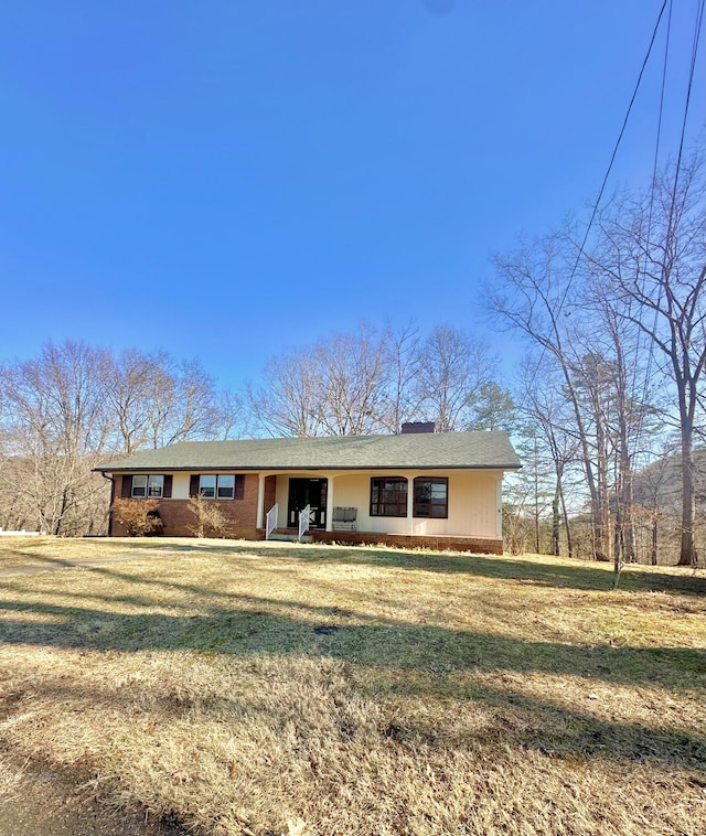 view of front of house featuring a front lawn