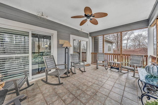 sunroom / solarium with a ceiling fan