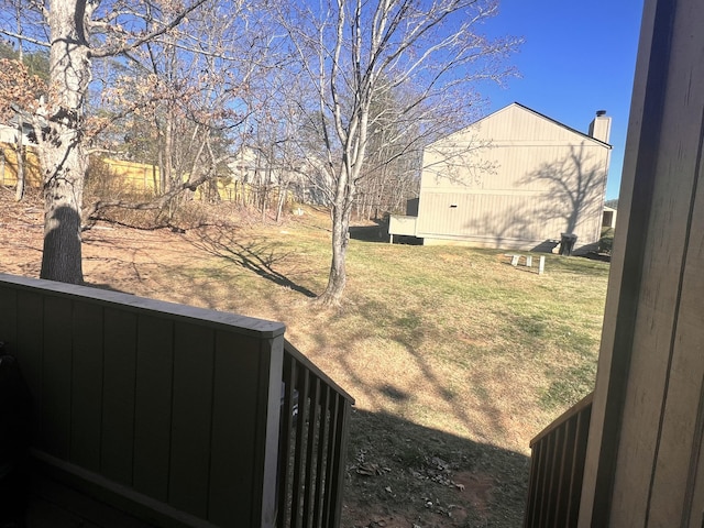 view of yard with an outbuilding