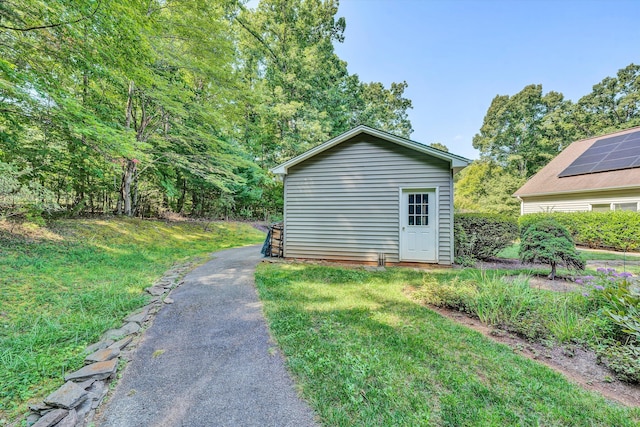 view of outdoor structure featuring an outbuilding and driveway